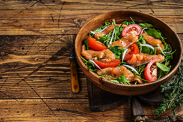 포토 JPG 해외이미지 포크 토마토 채소 실내 사람없음 허브 연어 나무그릇 나무도마 연어샐러드 연어요리 카피스페이스 나무배경 해외포토 식물 그릇 식기 음식 백그라운드 도마 어류 내부 목재 공백 샐러드 파일형식 이미지허브