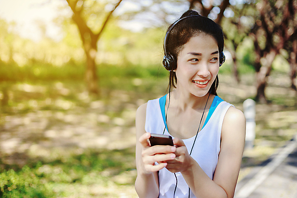 포토 JPG 해외이미지 라이프스타일 공원 여자 행복 음악 스포츠 이어폰 백그라운드 태국 자연 모바일 한국 건강 한명 서기 사람 동양인 성인 야외 여름 스마트폰 핸드폰 운동복 달리기 조깅 운동 정원 일본 헤드폰 중국 듣기 스마트 연습 달리기선수 해외포토 1 옷 계절 공공시설 감정 아시아 음향기기 컨셉 모션 문화예술 인종 생활 전자제품 스마트기기 생태계 육상선수 파일형식 이미지허브
