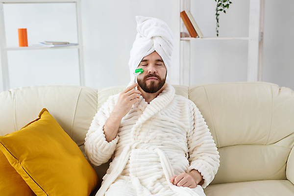 포토 JPG 해외이미지 남자 휴식 수염 한명 상반신 성인 수건 뷰티 눈감음 목욕가운 스킨케어 마사지롤러 성인남자한명만 해외포토 1 컨셉 모션 사람 위생용품 가운 남자한명만 성인남자만 파일형식 이미지허브