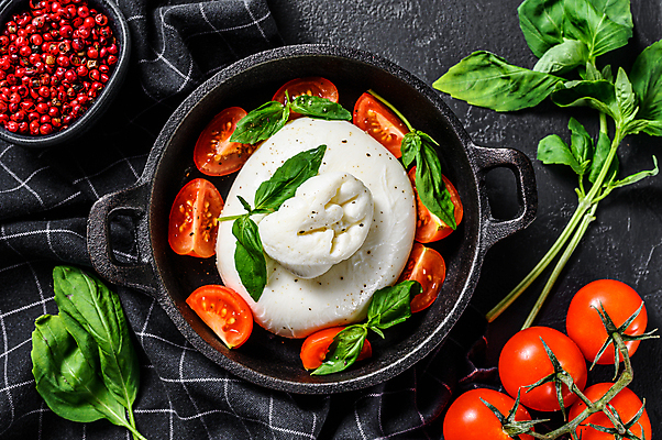 포토 JPG 해외이미지 토마토 검은배경 치즈 실내 사람없음 하이앵글 카프레제 부라타치즈 해외포토 뷰포인트 백그라운드 채소 유제품 내부 검은색 샐러드 파일형식 이미지허브