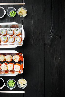 포토 JPG 해외이미지 스튜디오촬영 젓가락 사람없음 초밥 용기 고추냉이 도시락 간장 롤 롤스시 해외포토 그릇 음식 수저 실내 양념 일본음식 파일형식 이미지허브