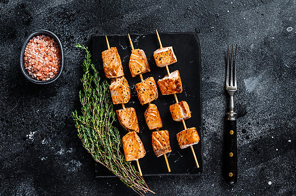 포토 JPG 해외이미지 그릇 접시 포크 검은배경 실내 사람없음 하이앵글 꼬치 허브 연어 연어요리 핑크솔트 해외포토 식물 식기 음식 뷰포인트 백그라운드 어류 내부 검은색 소금 파일형식 이미지허브