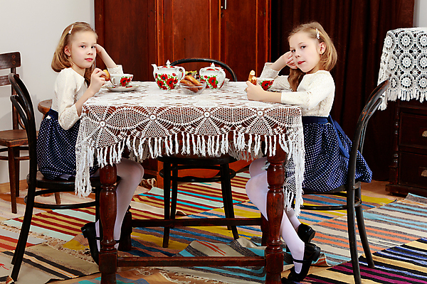 포토 JPG 해외이미지 전신 여자 여유 어린이 포즈 의자 탁자 티타임 실내 들기 앉기 두명 옆모습 찻잔 찻주전자 자매 티파티 소녀만 해외포토 감정 뷰포인트 가구 가족 모션 주전자 휴식 잔 사람 내부 파티 여자만 어린이만 파일형식 이미지허브