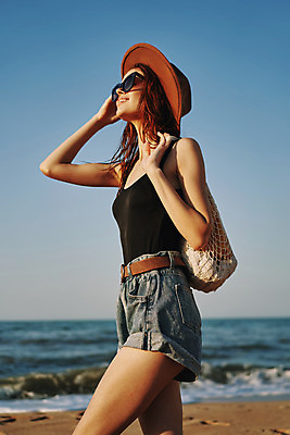 포토 JPG 해외이미지 주간 여자 여유 휴식 한명 들기 상반신 성인 해변 야외 옆모습 여름휴가 바캉스 선글라스 손들기 걷기 성인여자한명만 네트백 해외포토 자연요소 1 감정 안경 바다 뷰포인트 컨셉 가방 모션 휴가 사람 여자한명만 성인여자만 파일형식 여름_계절 이미지허브