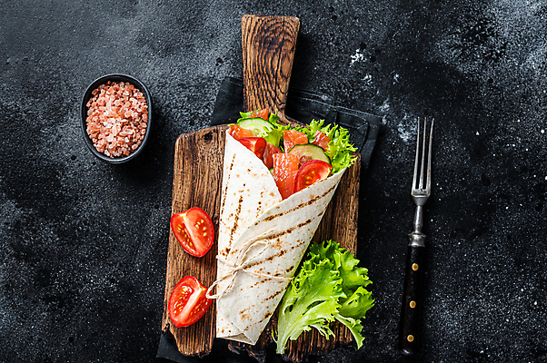 포토 JPG 해외이미지 그릇 포크 토마토 검은배경 오이 실내 샌드위치 사람없음 하이앵글 상추 연어 나무도마 랩 연어요리 핑크솔트 해외포토 식기 음식 뷰포인트 백그라운드 채소 도마 어류 내부 목재 검은색 소금 파일형식 이미지허브