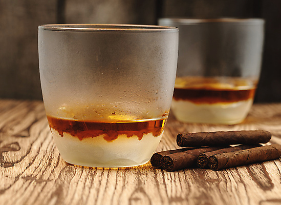 포토 JPG 해외이미지 담배 실내 사람없음 아웃포커스 위스키 해외포토 주류 촬영기법 내부 파일형식 이미지허브