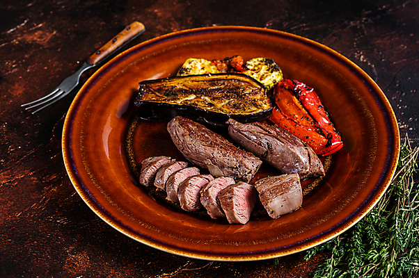 포토 JPG 해외이미지 접시 포크 가지 단면 파프리카 실내 스테이크 비프스테이크 사람없음 소고기 슬라이스 백리향 나무배경 해외포토 식기 백그라운드 채소 서양음식 육류 내부 파일형식 이미지허브