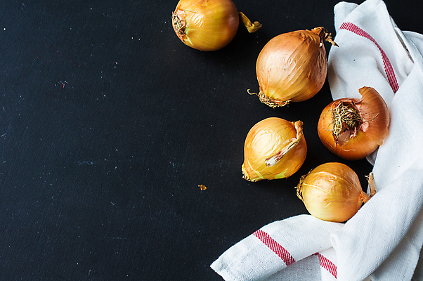 포토 JPG 해외이미지 음식 채소 재료 전구 탁자 양파 건강 요리 사람없음 목재 수건 식사 어둠 샐러드 수확 시골 신선 먹기 유기농 냅킨 건강식 생식 디톡스 해외포토 나무 웰빙 가구 농업 모션 위생용품 파일형식 이미지허브