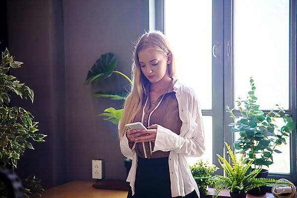 포토 JPG 해외이미지 백인 모델 학생 라이프스타일 응시 여자 행복 컨셉 인터넷 비즈니스 통신 모바일 세포 직장 대화 한명 미소 사람 앉기 성인 스마트폰 핸드폰 잡기 어플리케이션 연결 무선전화기 스마트 부름 온라인 소셜 소셜미디어 온라인강의 해외포토 서양인 1 시선 감정 회사 모션 표정 말하기 생활 전자제품 스마트기기 강의 전화기 파일형식 언택트 이미지허브