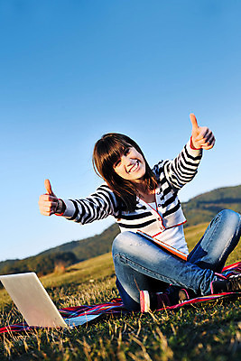 포토 JPG 해외이미지 백인 학생 라이프스타일 계절 공원 여자 교육 행복 인터넷 자연 하늘 휴가 함께함 한명 미소 웃음 사람 성인 야외 10대 초록색 파란색 노트북 스터디 컴퓨터 청춘 뷰티 공책 기쁨 가을 업무 무선전화기 해외포토 서양인 1 공공시설 감정 컬러 컨셉 청소년 문구용품 표정 생활 전자제품 학습 작업 전화기 생태계 파일형식 이미지허브