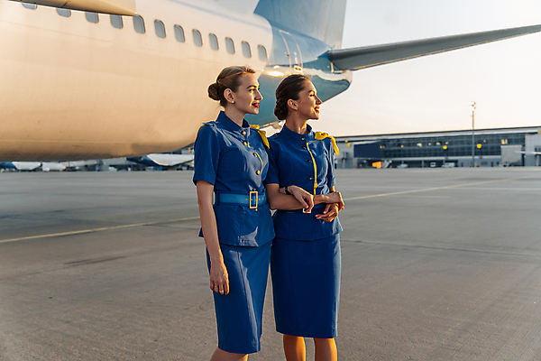 포토 JPG 해외이미지 주간 여자 행복 비행기 상반신 성인 야외 두명 앞모습 옆모습 팔짱 승무원 동료 항공 성인여자만 해외포토 자연요소 직업 감정 뷰포인트 관계 항공교통 모션 대중교통 사람 여자만 성인만 파일형식 이미지허브