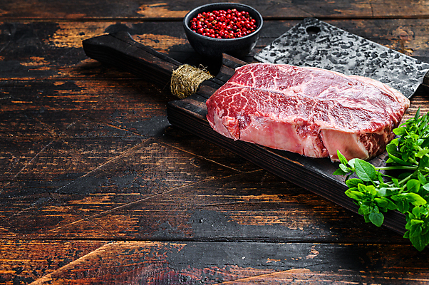 포토 JPG 해외이미지 음식 백그라운드 건조 도마 육류 스테이크 비프스테이크 사람없음 빨간색 어둠 소고기 칼 호주 자르기 향신료 준비 날것 대리석 후추 성분 생식 해외포토 컬러 식재료 재료 모션 주방용품 서양음식 오세아니아 향미료 파일형식 이미지허브