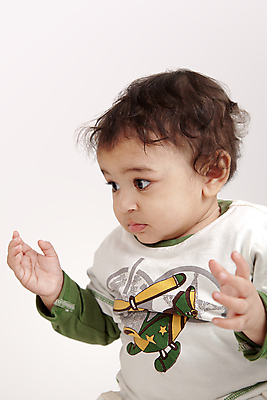 포토 JPG 해외이미지 응시 드레스 남자 감정 얼굴 어린이 놀이 따뜻함 한명 서기 사람 동양인 소년 청춘 펜 흰색 표현 아기 신생아 관찰 입 작음 시원함 인도인 걸음마 고립 돌봄 주목 천진난만 해외포토 외국인 1 시선 옷 컬러 컨셉 모션 인종 신체부위 필기구 크기 파일형식 이미지허브