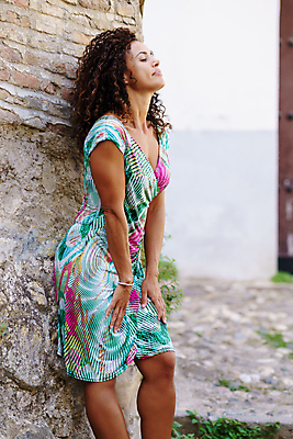 포토 JPG 해외이미지 백인 모델 1 헤어스타일 응시 드레스 옷 여자 행복 40대 중년 포즈 신체 거리 갈색머리 건강 한명 서기 사람 성인 야외 컬러풀 뷰티 유행 검은색 봄 도시 싱글 스타일 해외포토 서양인 시선 계절 감정 컬러 모션 파일형식 이미지허브