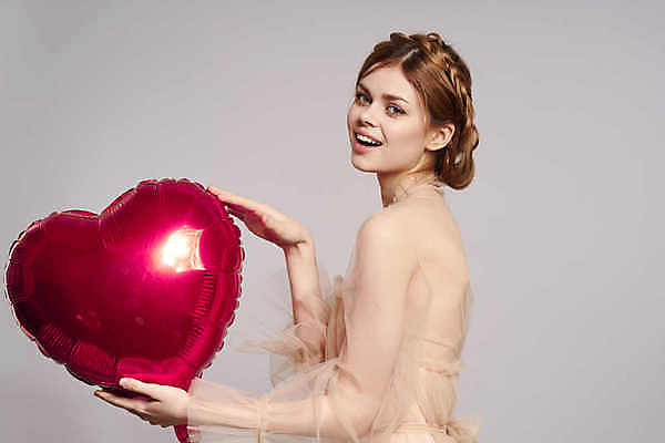 포토 JPG 해외이미지 응시 드레스 여자 회색배경 한명 들기 상반신 성인 옆모습 하트 잡기 하트풍선 풍선 성인여자한명만 해외포토 모양 1 시선 옷 뷰포인트 백그라운드 모션 사람 회색 여자한명만 성인여자만 파일형식 이미지허브