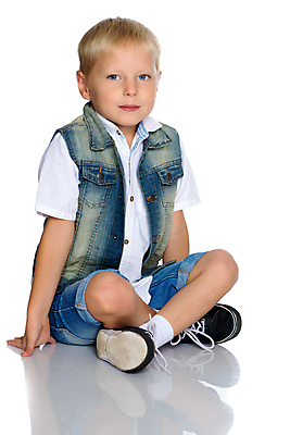 포토 JPG 해외이미지 전신 백인 남자 어린이 바닥 한명 미소 사람 앉기 소년 옆모습 반사 소년한명만 해외포토 서양인 1 뷰포인트 모션 표정 남자한명만 소년만 파일형식 이미지허브