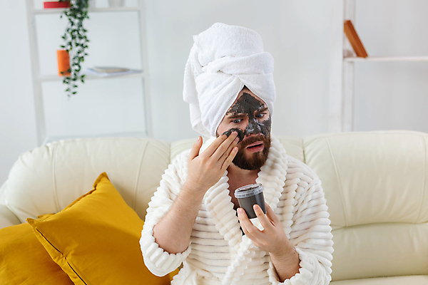 포토 JPG 해외이미지 남자 쿠션 수염 한명 상반신 성인 소파 수건 뷰티 목욕가운 바르기 팩 스킨케어 성인남자한명만 해외포토 1 의자 모션 사람 위생용품 화장품 가운 남자한명만 성인남자만 파일형식 이미지허브