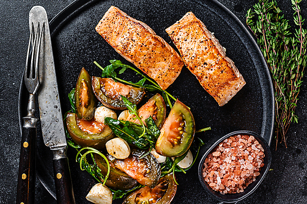 포토 JPG 해외이미지 그릇 접시 토마토 검은배경 실내 사람없음 하이앵글 샐러드 허브 연어 연어스테이크 연어요리 핑크솔트 해외포토 식물 식기 음식 뷰포인트 백그라운드 채소 어류 스테이크 내부 검은색 소금 파일형식 이미지허브