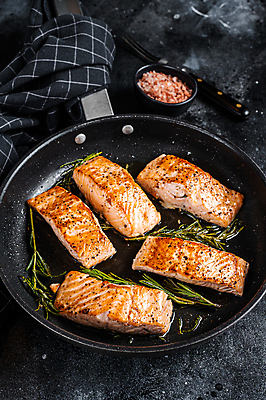 포토 JPG 해외이미지 그릇 검은배경 실내 사람없음 프라이팬 연어 로즈메리 연어스테이크 연어요리 핑크솔트 해외포토 식기 음식 백그라운드 주방용품 어류 스테이크 내부 검은색 허브 소금 파일형식 이미지허브