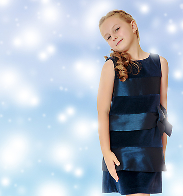 포토 JPG 해외이미지 응시 원피스 여자 어린이 포즈 실내 한명 미소 소녀 상반신 앞모습 파란배경 차렷 소녀한명만 해외포토 1 시선 옷 뷰포인트 백그라운드 표정 사람 내부 파란색 여자한명만 소녀만 파일형식 이미지허브