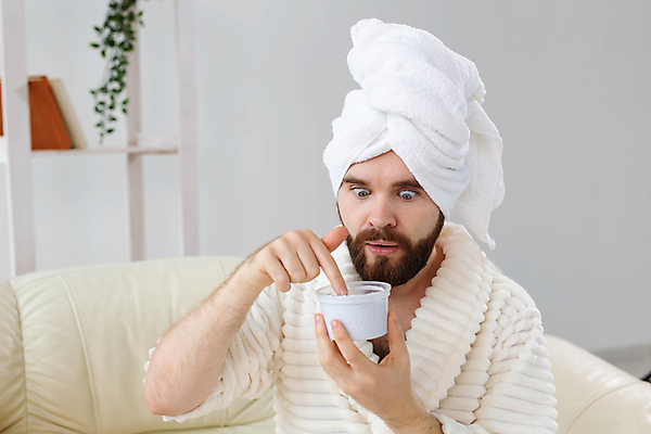 포토 JPG 해외이미지 남자 수염 한명 들기 상반신 성인 수건 뷰티 놀람 목욕가운 신기함 스킨케어 수분크림 성인남자한명만 해외포토 1 감정 컨셉 모션 표정 사람 위생용품 화장품 가운 남자한명만 성인남자만 파일형식 이미지허브