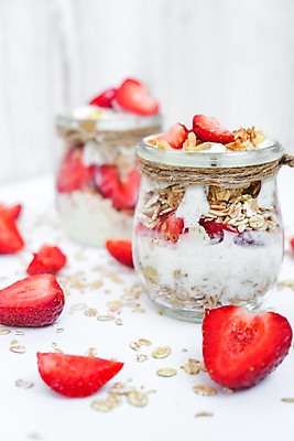 포토 JPG 해외이미지 딸기 실내 사람없음 아웃포커스 흰배경 요거트 오트밀 그릭요거트 해외포토 백그라운드 과일 유제품 촬영기법 내부 흰색 파일형식 귀리 이미지허브