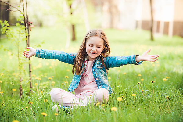 포토 JPG 해외이미지 전신 라이프스타일 공원 여자 어린이 팔벌리기 한명 앉기 잔디 야외 아웃포커스 눈감음 민들레 소녀한명만 해외포토 식물 1 공공시설 꽃 모션 촬영기법 사람 생활 여자한명만 소녀만 파일형식 이미지허브