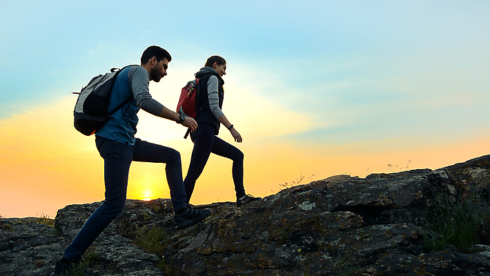 포토 JPG 해외이미지 백인 라이프스타일 커플 여자 남자 행복 스포츠 여행 배낭 가족 자연 휴가 산 건강 사랑 사람 풍경 야외 두명 여름 파란색 태양 노란색 여행객 걷기 맑음 일몰 봄 트래킹 하이킹 자유 저녁 언덕 하이커 해외포토 자연요소 서양인 계절 감정 컬러 컨셉 가방 관계 모션 레저 날씨 생활 노을 야간 생태계 파일형식 이미지허브