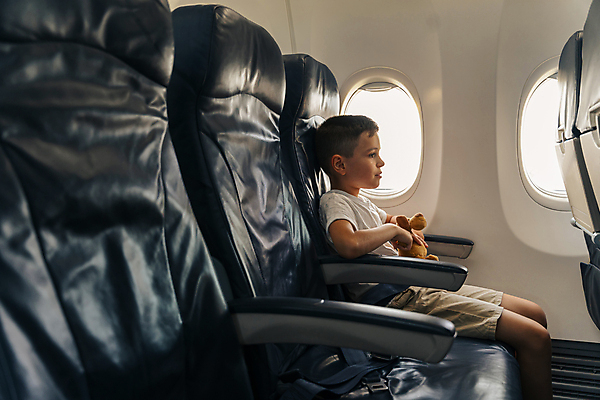 포토 JPG 해외이미지 백인 남자 행복 어린이 인형 여행 창문 휴가 비행기 실내 한명 앉기 소년 상반신 옆모습 여행객 잡기 항공 비행기내부 소년한명만 해외포토 서양인 1 감정 뷰포인트 항공교통 모션 대중교통 사람 내부 남자한명만 소년만 파일형식 이미지허브