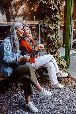 포토 JPG 해외이미지 백인 여자 행복 음료 벤치 관계 휴식 함께함 대화 미소 사람 앉기 동양인 성인 두명 컵 초록색 머리카락 우정 카페 회색 잡기 뜨거움 쌍 작음 긍정 아이비 내추럴 해외포토 서양인 식물 식기 감정 컬러 컨셉 의자 모션 표정 말하기 인종 친구 머리 상점 크기 파일형식 이미지허브