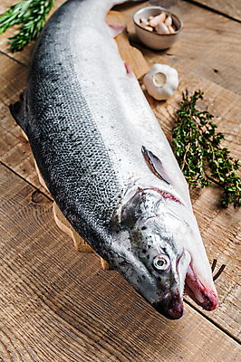 포토 JPG 해외이미지 재료 실내 마늘 사람없음 아웃포커스 허브 날것 연어 나무도마 나무배경 해외포토 식물 백그라운드 채소 도마 촬영기법 어류 내부 목재 파일형식 이미지허브