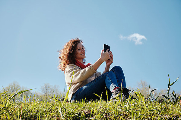 포토 JPG 해외이미지 백인 라이프스타일 긴머리 손 계절 공원 여자 행복 인터넷 비즈니스 통신 자연 하늘 무선통신 휴가 휴식 한명 사람 성인 야외 초록색 파란색 스마트폰 핸드폰 컴퓨터 햇빛 뷰티 머리 맑음 청바지 도시 전자 소셜미디어 채팅 해외포토 서양인 1 헤어스타일 공공시설 감정 컬러 컨셉 바지 날씨 생활 신체부위 전자제품 스마트기기 태양 생태계 파일형식 이미지허브