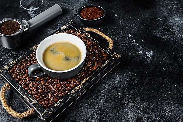 포토 JPG 해외이미지 커피 검은배경 실내 사람없음 원두 커피잔 나무상자 담기 커피가루 포타필터 해외포토 음료 백그라운드 모션 잔 내부 상자 검은색 가루 커피용품 파일형식 이미지허브