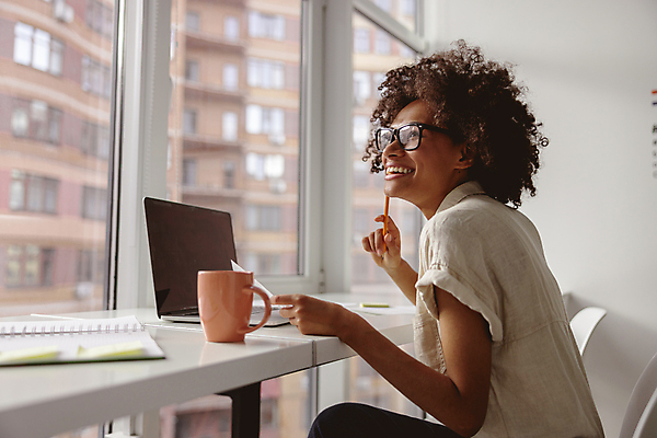 포토 JPG 해외이미지 서양인 우먼라이프 응시 여자 흑인 창문 한명 들기 상반신 성인 옆모습 노트북 연필 머그컵 비즈니스우먼 창가 책상 성인여자한명만 안경낌 해외포토 외국인 1 라이프스타일 시선 안경 뷰포인트 가구 비즈니스 모션 학용품 사람 컵 전자제품 필기구 직장인 여자한명만 성인여자만 파일형식 이미지허브