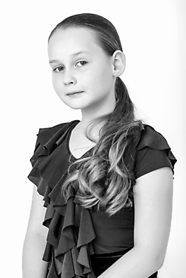 포토 JPG 해외이미지 백인 모델 1 라이프스타일 헤어스타일 응시 드레스 옷 공원 여자 딸 행복 얼굴 어린이 백그라운드 가족 자연 한명 사람 야외 뷰티 유행 기쁨 흰색 표현 달콤 작음 고립 초보 해외포토 서양인 시선 공공시설 감정 컬러 관계 생활 신체부위 맛 크기 생태계 파일형식 이미지허브