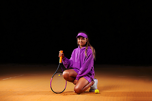 포토 JPG 해외이미지 응시 여자 어린이 검은배경 실내 한명 들기 상반신 앞모습 테니스 테니스라켓 무릎꿇기 테니스공 썬캡 테니스복 소녀한명만 해외포토 모자_잡화 1 시선 뷰포인트 백그라운드 공 모션 사람 내부 운동복 구기 검은색 라켓 테니스용품 여자한명만 소녀만 파일형식 이미지허브