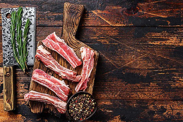 포토 JPG 해외이미지 그릇 식재료 실내 생고기 돼지고기 사람없음 하이앵글 신선 향신료 슬라이스 식칼 로즈메리 나무도마 등갈비 카피스페이스 나무배경 해외포토 식기 뷰포인트 백그라운드 주방용품 도마 육류 내부 목재 공백 허브 향미료 파일형식 이미지허브