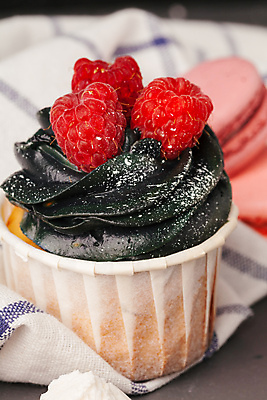 포토 JPG 해외이미지 탁자 디저트 실내 사람없음 아웃포커스 식탁보 달콤 컵케이크 산딸기 머핀 마카롱 해외포토 음식 빵 가구 과일 촬영기법 내부 케이크 맛 파일형식 이미지허브