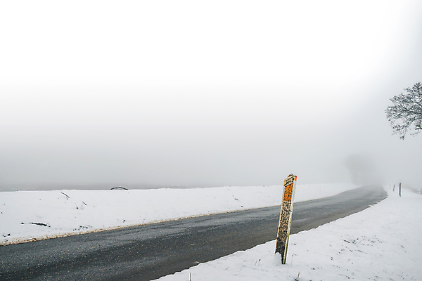포토 JPG 해외이미지 계절 도로 길 여행 백그라운드 겨울 교통시설 자연 표시 날씨 덴마크 경고 사람없음 야외 빛 환경 냉동 얼음 운전 차도 추위 안개 흰색 시골 고속도로 위험 방향 서리 장면 북쪽 눈보라 길가 루트 뿌연 스칸디나비아 눈내림 해외포토 자연요소 컬러 교통 컨셉 모션 눈_날씨 북유럽 시설 생태계 파일형식 이미지허브