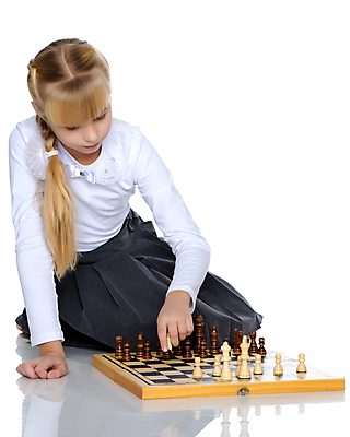 포토 JPG 해외이미지 백인 여자 교육 남자 딸 행복 얼굴 어린이 조각 백그라운드 모션 놀이 탁자 한명 사람 학습 경쟁 게임 흰색 체스 계획 작음 스마트 집중 고립 지능 플레이어 해외포토 서양인 1 감정 컬러 가구 컨셉 가족 신체부위 크기 파일형식 이미지허브