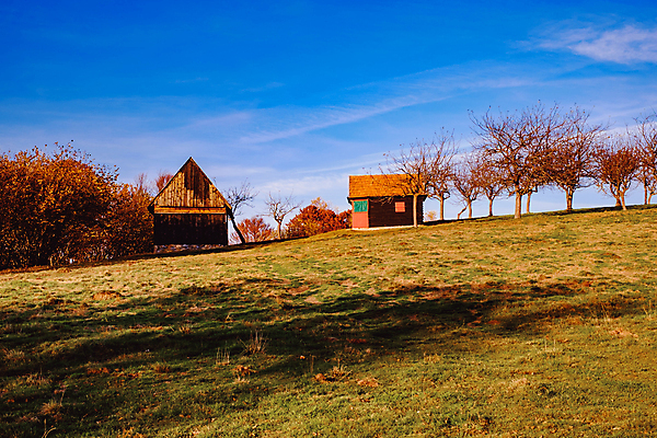 포토 JPG 해외이미지 전통 유럽 여행 백그라운드 자연 하늘 산 주택 풍경 초원 사람없음 야외 건물 목재 파란색 농가 농장 마을 계곡 수확 가을 시골 소나무 정상 숲 오두막 언덕 그림 시골집 루마니아 샬레 옛날 해외포토 나무 건축물 계절 나라 컬러 농업 재료 실험기구 생태계 파일형식 이미지허브