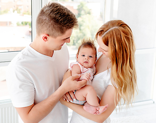 포토 JPG 해외이미지 응시 여자 남자 딸 안기 엄마 실내 상반신 성인 앞모습 옆모습 세명 아기 잡기 아빠 육아대디 해외포토 시선 뷰포인트 가족 모션 사람 내부 파일형식 이미지허브