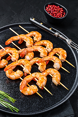 포토 JPG 해외이미지 접시 포크 검은배경 실내 사람없음 해물요리 꼬치 허브 해산물 새우요리 꼬치새우 꼬치요리 통후추 해외포토 식물 식기 음식 백그라운드 새우 요리 내부 검은색 후추 파일형식 이미지허브