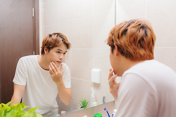 포토 JPG 해외이미지 응시 남자 실내 한명 동양인 상반신 성인 옆모습 뷰티 반사 거울 확인 화장실 자기관리 성인남자한명만 그루밍족 해외포토 1 시선 뷰포인트 사람 인종 내부 남자한명만 성인남자만 파일형식 이미지허브