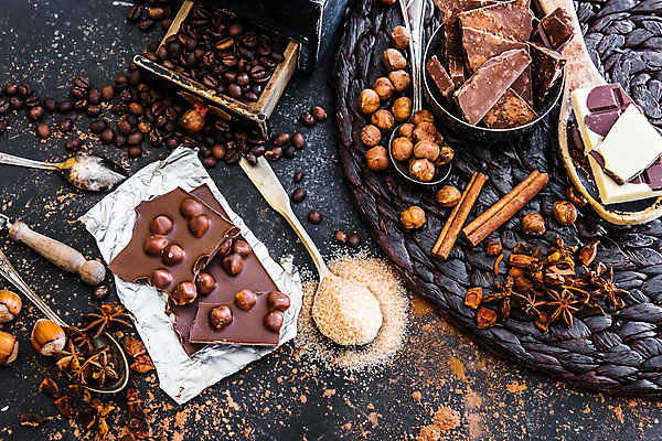 포토 JPG 해외이미지 조각 사람없음 초콜릿 숟가락 검은색 원두 지저분함 가루 설탕 시나몬가루 시나몬스틱 개암 팔각회향 해외포토 열매 커피 컬러 디저트 수저 감각 향신료 시나몬 파일형식 이미지허브