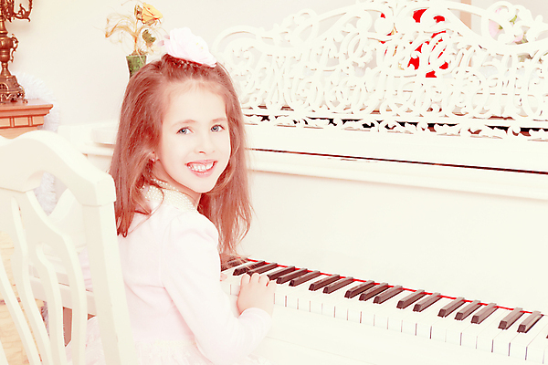 포토 JPG 해외이미지 백인 커플 여자 행복 어린이 음악 백그라운드 2 놀이 엄마 함께함 미술 한명 사람 소년 내부 빨간색 뷰티 기쁨 방 낭만 흰색 기구 아기 키보드 복고 언니 남동생 뮤지컬 해외포토 서양인 1 남자 감정 컬러 컨셉 가족 관계 문화예술 자매 동생 파일형식 이미지허브