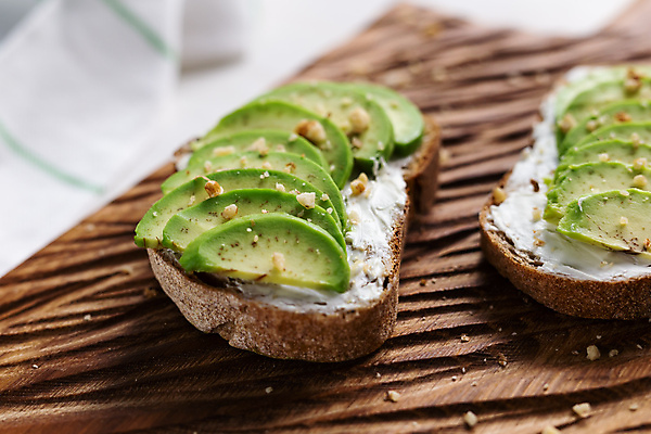 포토 JPG 해외이미지 과일 사람없음 아웃포커스 신선 흰배경 유기농 호두 토스트 아보카도 나무도마 해외포토 웰빙 빵 백그라운드 도마 촬영기법 목재 견과류 흰색 파일형식 이미지허브