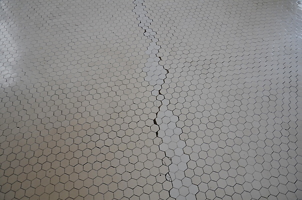 포토 JPG 해외이미지 바닥 사람없음 내부 손상 흰색 균열 타일 육각형 땅바닥 옛날 해외포토 도형 컬러 컨셉 모션 파일형식 이미지허브