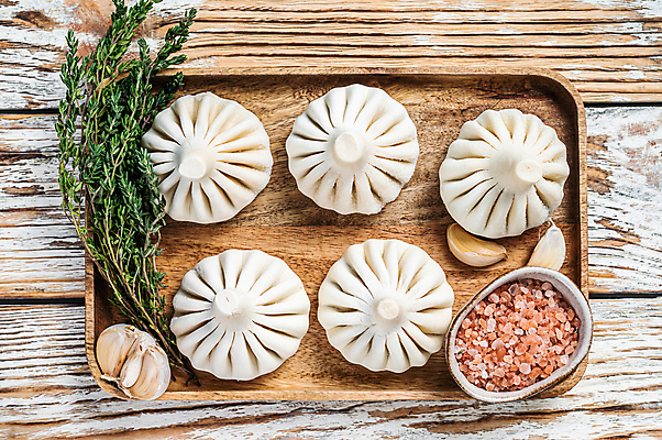 포토 JPG 해외이미지 마늘 사람없음 하이앵글 허브 만두 나무쟁반 소스그릇 나무배경 핑크솔트 해외포토 식물 그릇 음식 뷰포인트 백그라운드 채소 쟁반 목재 소금 파일형식 이미지허브