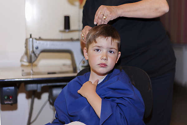 포토 JPG 해외이미지 백인 헤어스타일 손 할머니 얼굴 어린이 가족 손자 주택 실내 한명 소년 뷰티 상점 방 아기 머리빗 미용사 이발 자르기 머리장식 리빙 DIY 돌봄 이발사 혼자 해외포토 서양인 직업 1 여자 노년 남자 관계 모션 사람 취미 내부 건물 신체부위 장식 미용용품 손주 파일형식 이미지허브